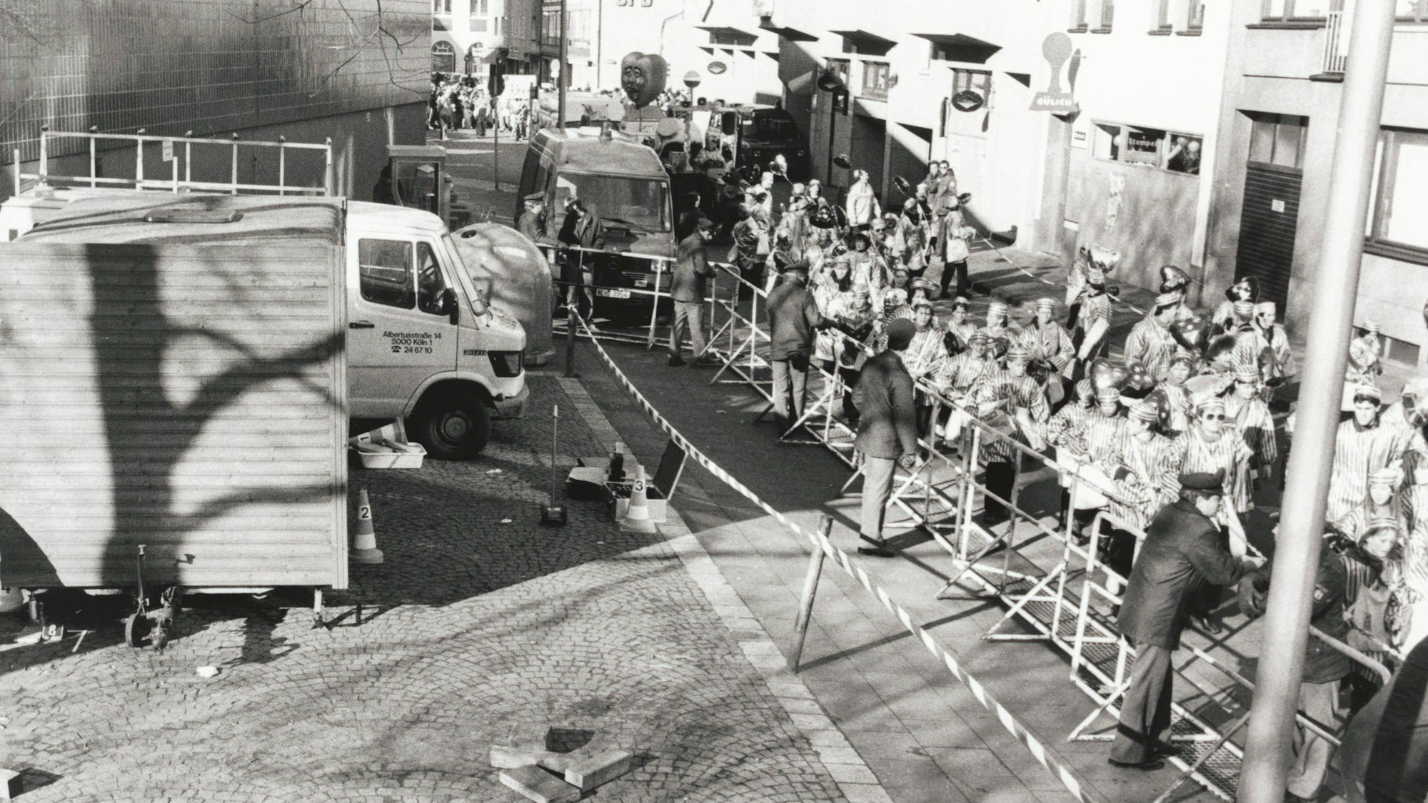 Köln - Karneval - Karnevalssonntag 1988 - Mord - "Karnevalszug marschiert an Frauenleiche vorbei" - 10 Meter vom Zugweg entfernt vom Zugweg liegt eine ermordete Frau hinter einer Reibekuchenbude an der Albertusstraße - Foto vom 14.02.1988