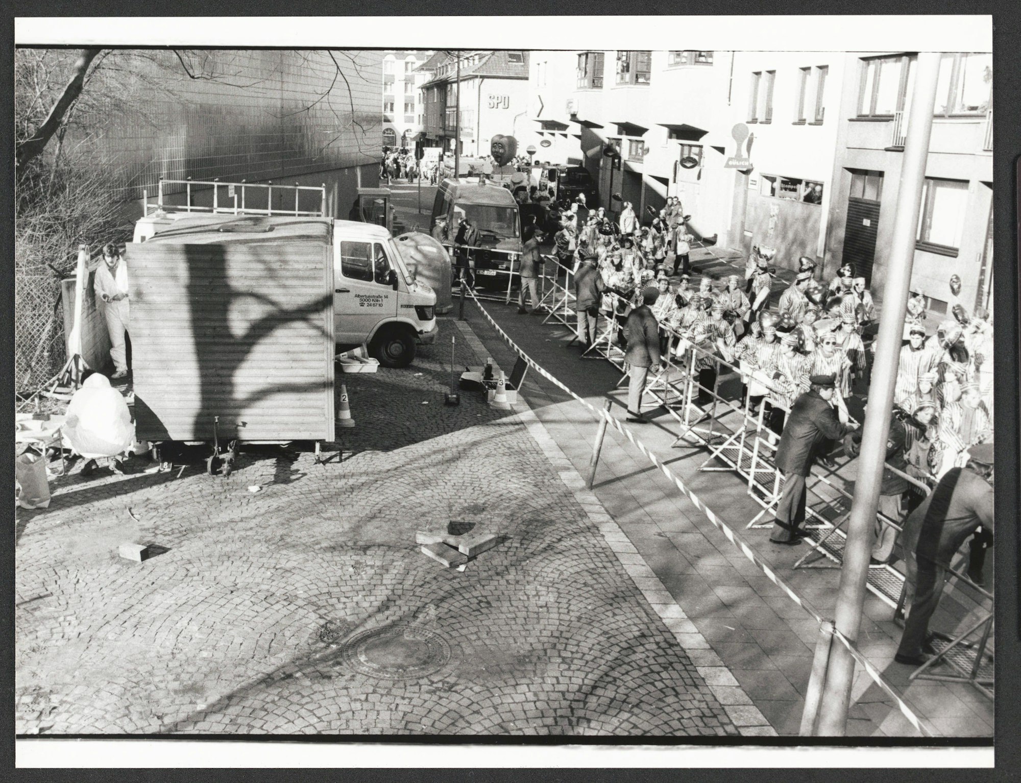 Mordfall im Karneval: Hinter einer Reibekuchenbude an der Albertusstraße wurde 1988 die Leiche gefunden