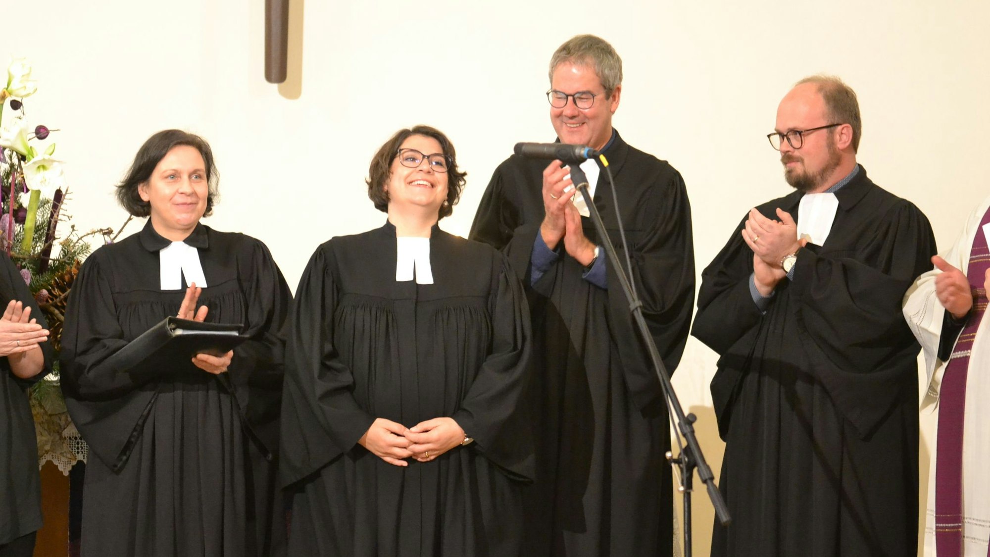 Judith Weichsel (2.v.l.) steht in einer Reihe mit einer weiteren Frau und zwei Männern. Die Drei sind am Klatschen und Frau Weichsel ist glücklich am Grinsen.