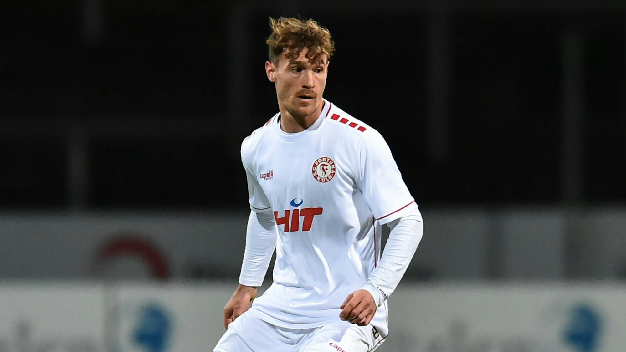 Porträt eines Fußballspielers auf dem Platz mit konzentriertem Blick.