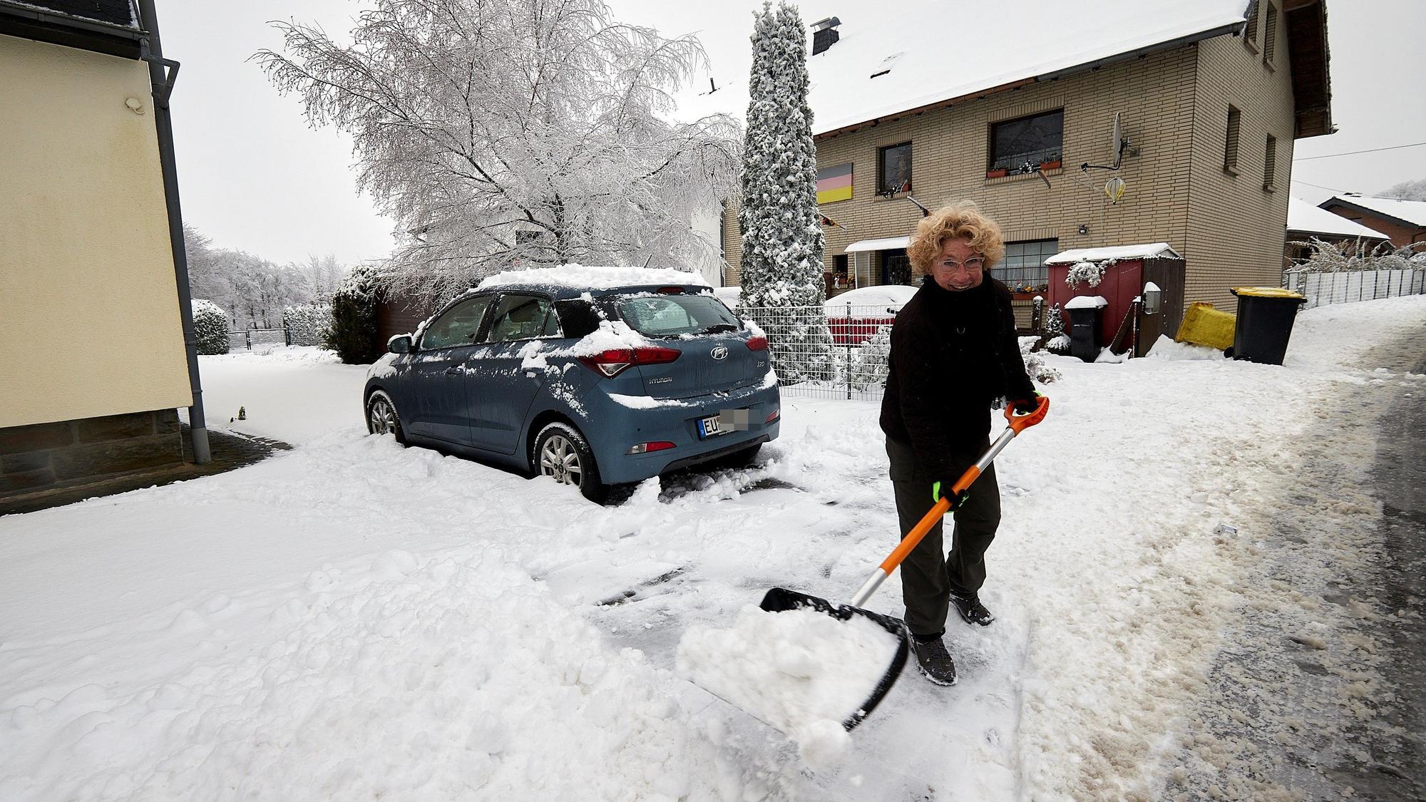 Die Udenbretherin Doris Haep schaufelt ihre Hauseinfahrt frei, in der rund zehn Zentimeter Schnee liegt.