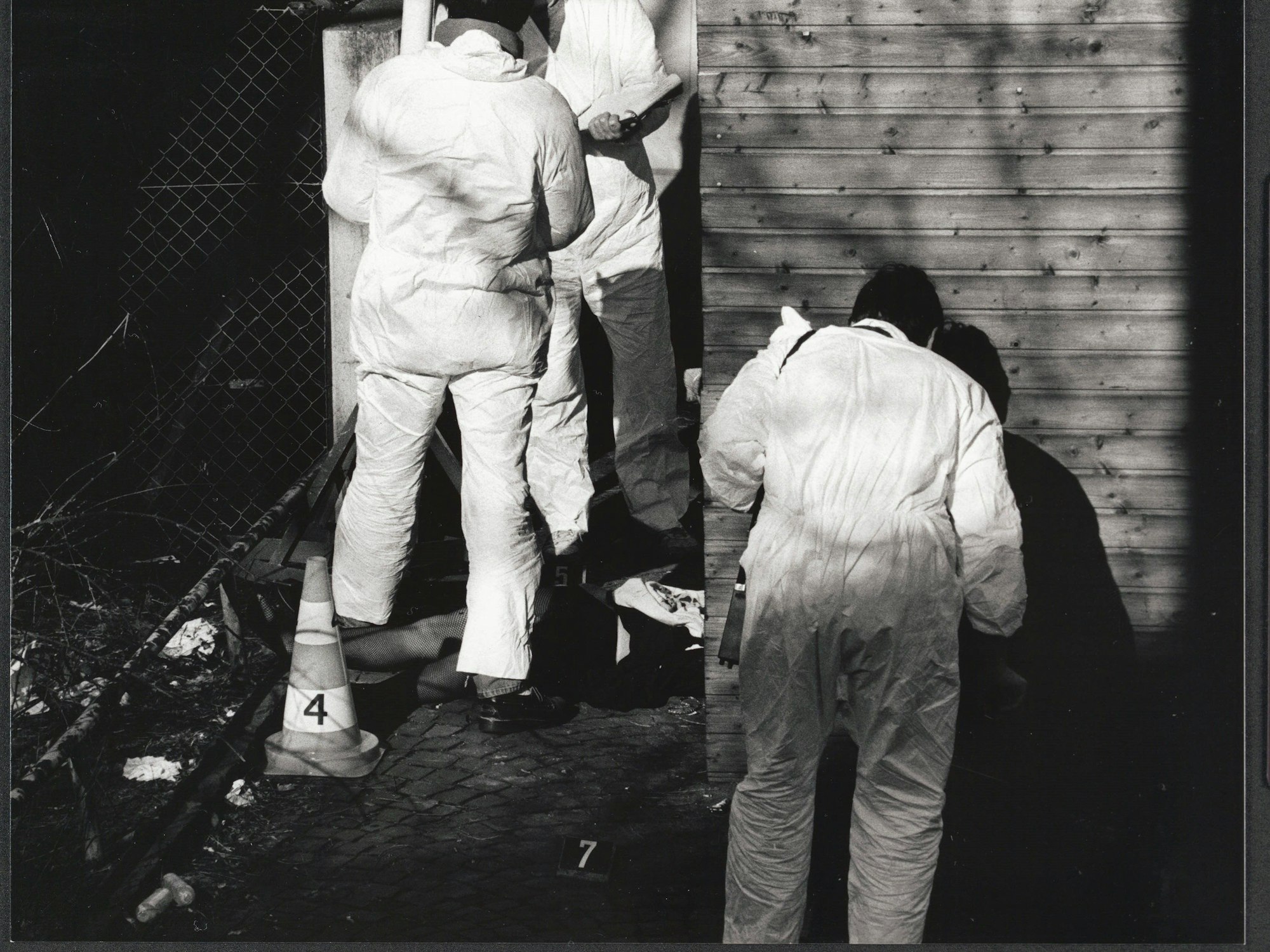 Mitarbeiter der Spurensicherung der Polizei am Tatort an der Albertusstraße bei der Arbeit.