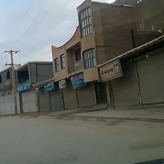 Ein Screenshot zeigt geschlossene Läden in der Stadt Sanandaj im Westen des Irans.
