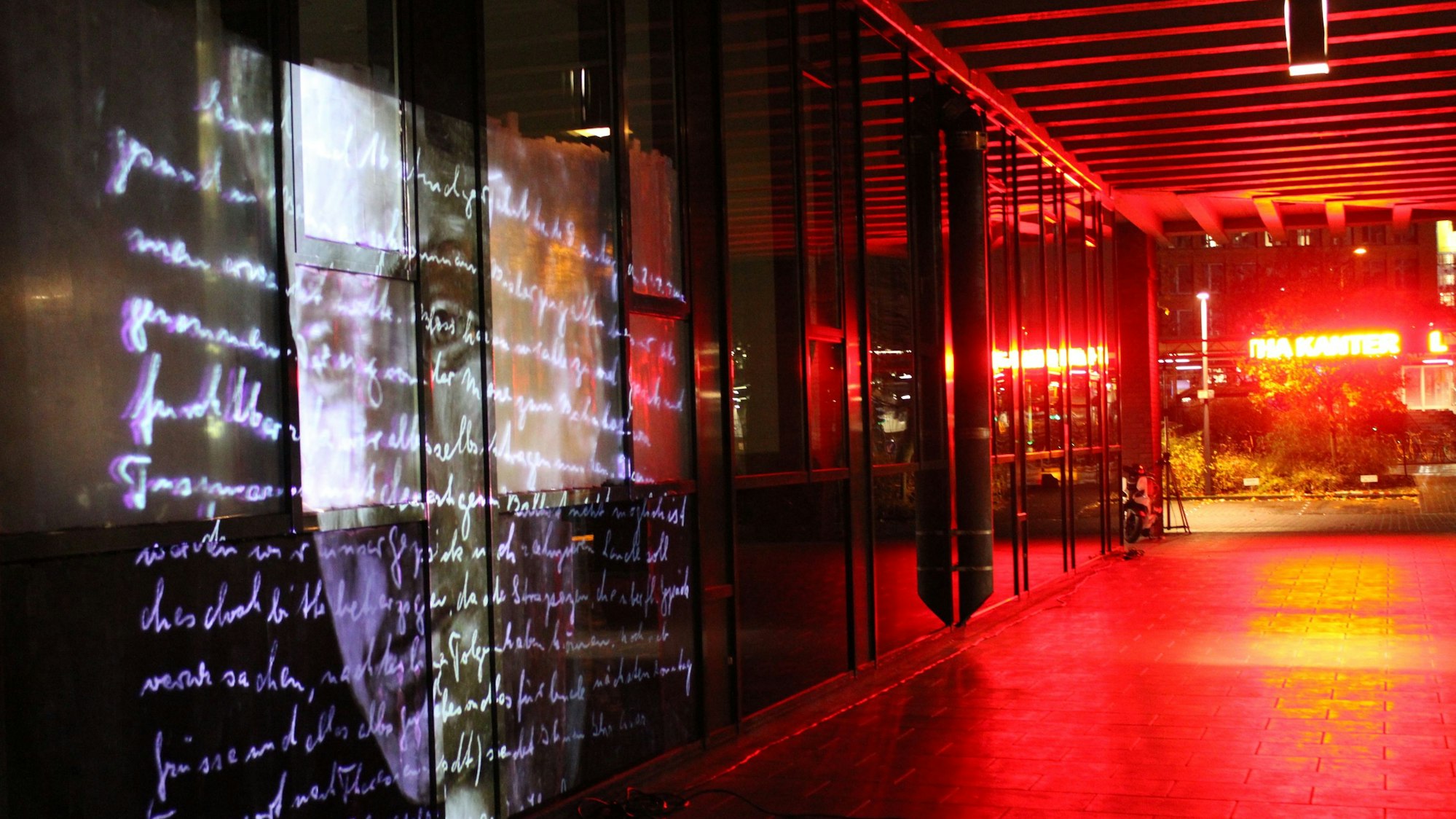 07.12.2022 Projektion im Rahmen der Aktion "sichtbar machen - Kommunikation im und über den Holocaust" an den alten Messehallen in Deutz. Porträts und Schicksale der Betroffenen werden am Jahrestag der Deportation nach Riga am 7.12.2022 in der szenischen Projektion an die Fassade der Rheinhallen projiziert (Generalprobe am 5.12.2022, Foto: Dirk Lukaßen)