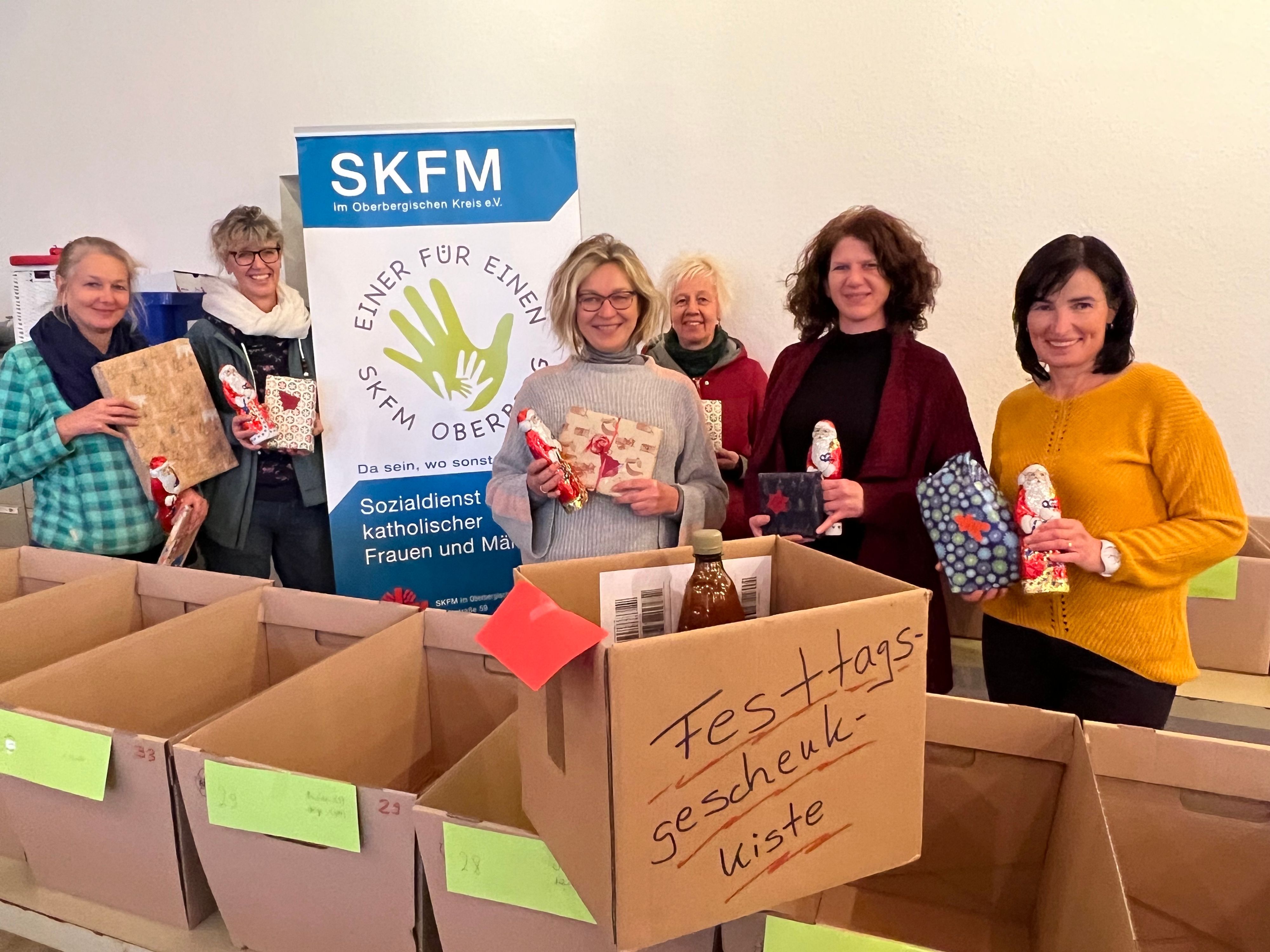 Der SKFM hat mit Unterstützung von Mitarbeitern der Firma Algeco Weihnachtspäckchen mit Lebensmitteln, Geschenken und Schoko-Nikoläusen bestückt.