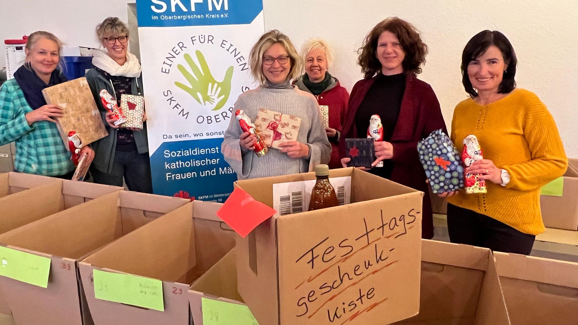 Der SKFM hat mit Unterstützung von Mitarbeitern der Firma Algeco Weihnachtspäckchen mit Lebensmitteln, Geschenken und Schoko-Nikoläusen bestückt.