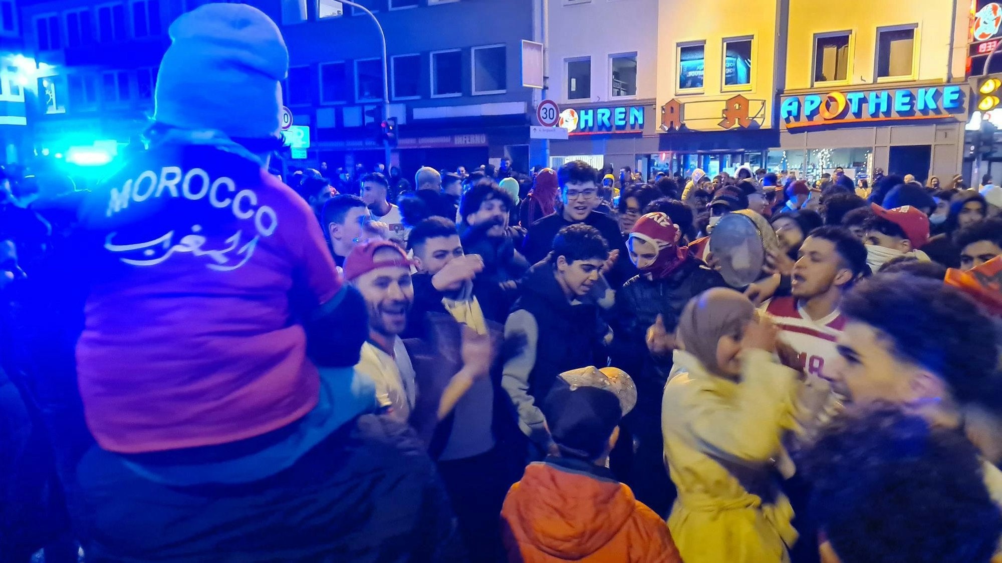 Fußballfans nach Marokko-Sieg in Bergheimer Innenstadt