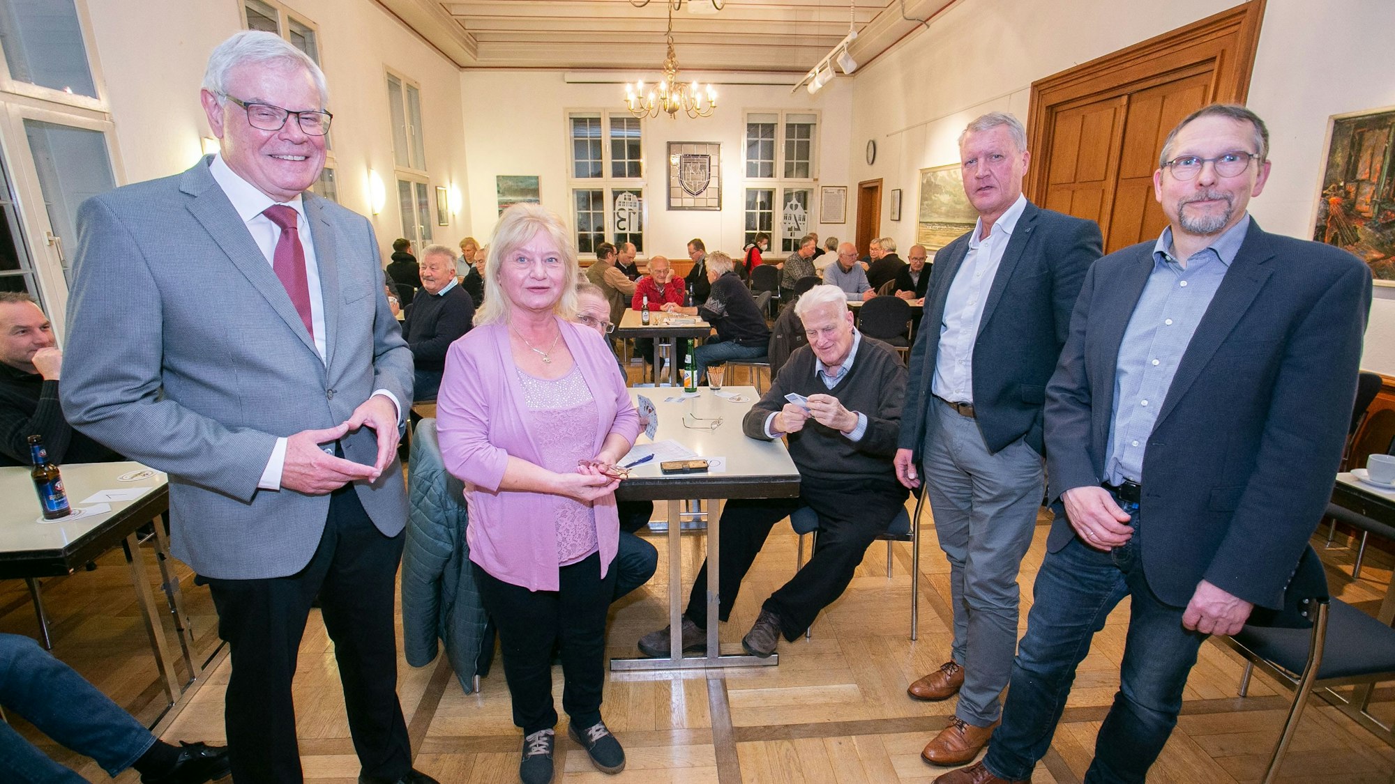 Altenhilfe-Vorsitzender Helmut Heinen, Vorsitzende des Skatclubs Solo, Monika Keller, sitzend Wipperfürths Ehrenbürger Hans-Leo Kausemann, Helmut Vilmar, Vorstand der Volksbank Berg, und Rundschau-Redakteur Michael Lenzen beim Bürgerskat in Wipperfürth