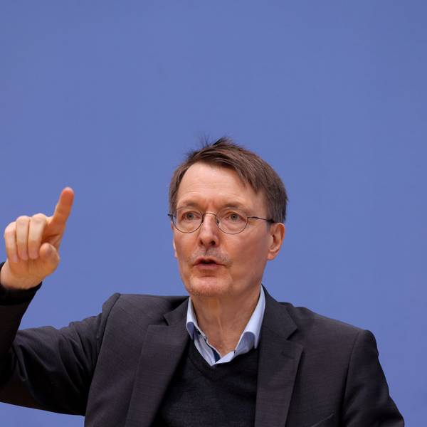 Gesundheitsminister Karl Lauterbach gestikuliert.
