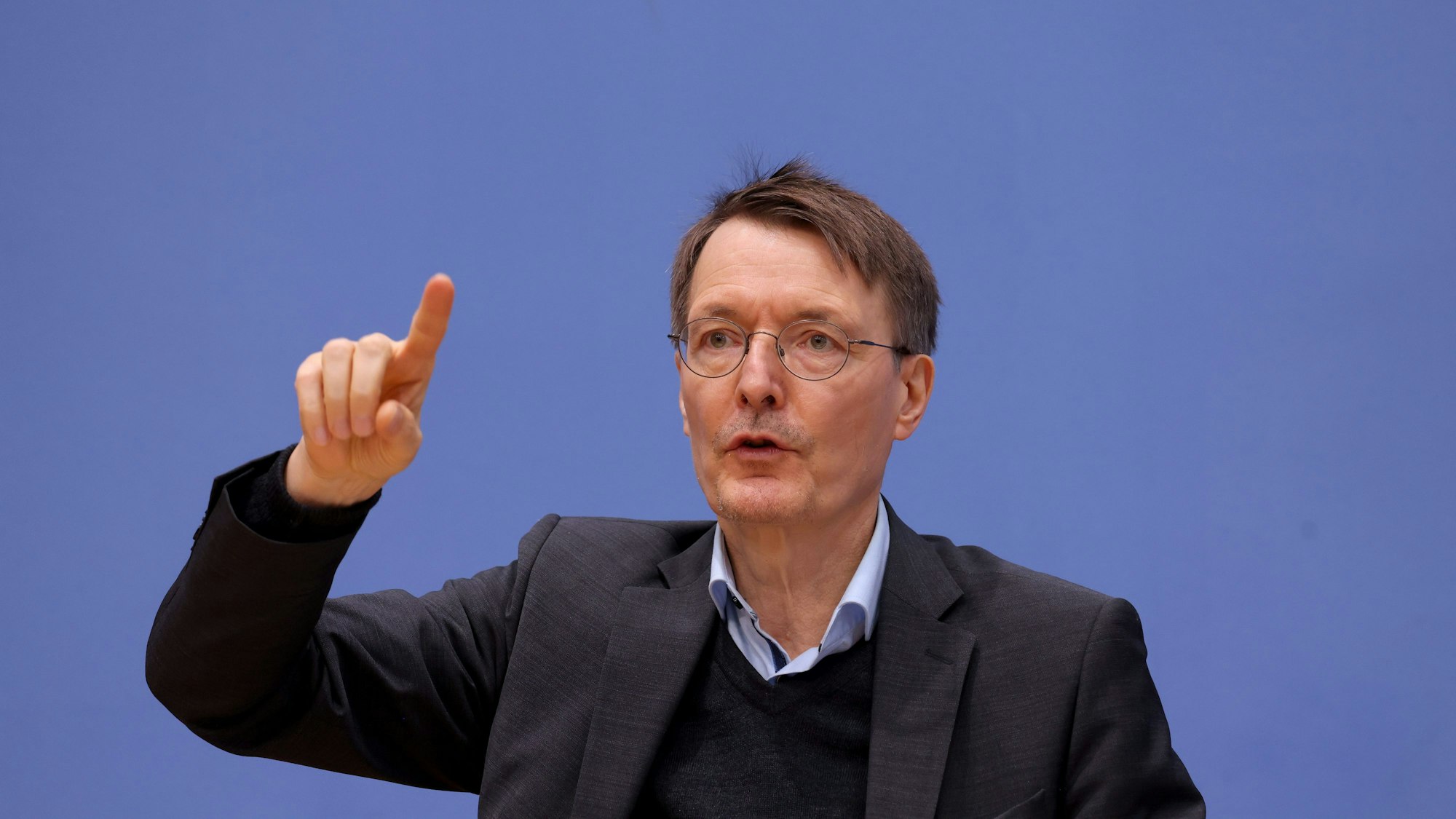 Gesundheitsminister Karl Lauterbach gestikuliert.