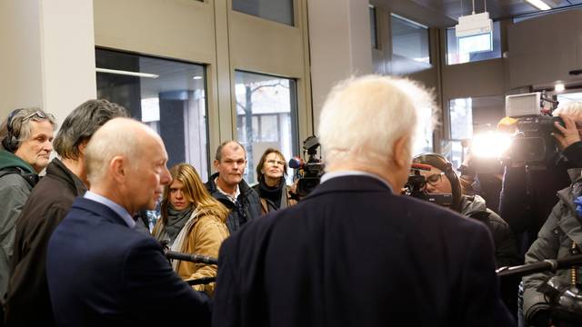 Kläger Georg Menne (M l) steht mit einem seiner Anwälte nach der Verhandlung im Landgericht Köln und beantwortet der Presse Fragen