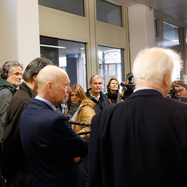 Kläger Georg Menne (M l) steht mit einem seiner Anwälte nach der Verhandlung im Landgericht Köln und beantwortet der Presse Fragen