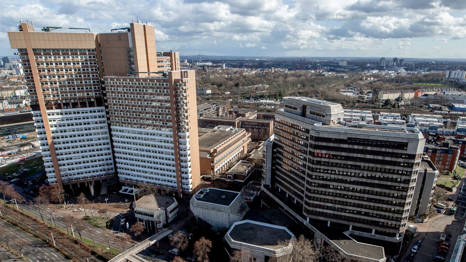 Blick auf das Justizzentrum Köln mit dem Amtsgericht und dem Landgericht und das ehemalige Gebäude der Arbeitsagentur (Agentur für Arbeit) in Köln. (Archivbild)
