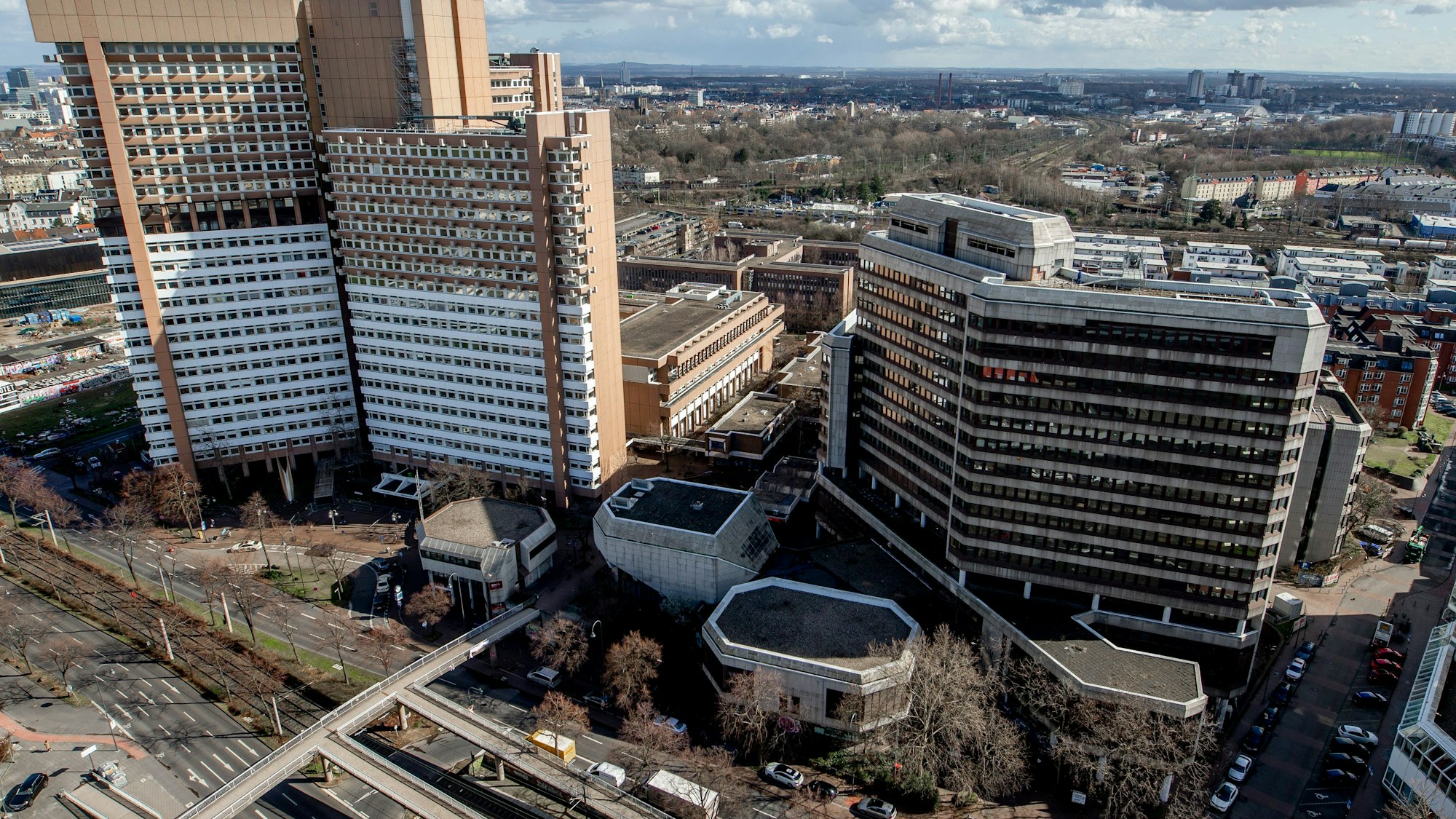 Blick auf das Justizzentrum Köln mit dem Amtsgericht und dem Landgericht und das ehemalige Gebäude der Arbeitsagentur (Agentur für Arbeit) in Köln. (Archivbild)