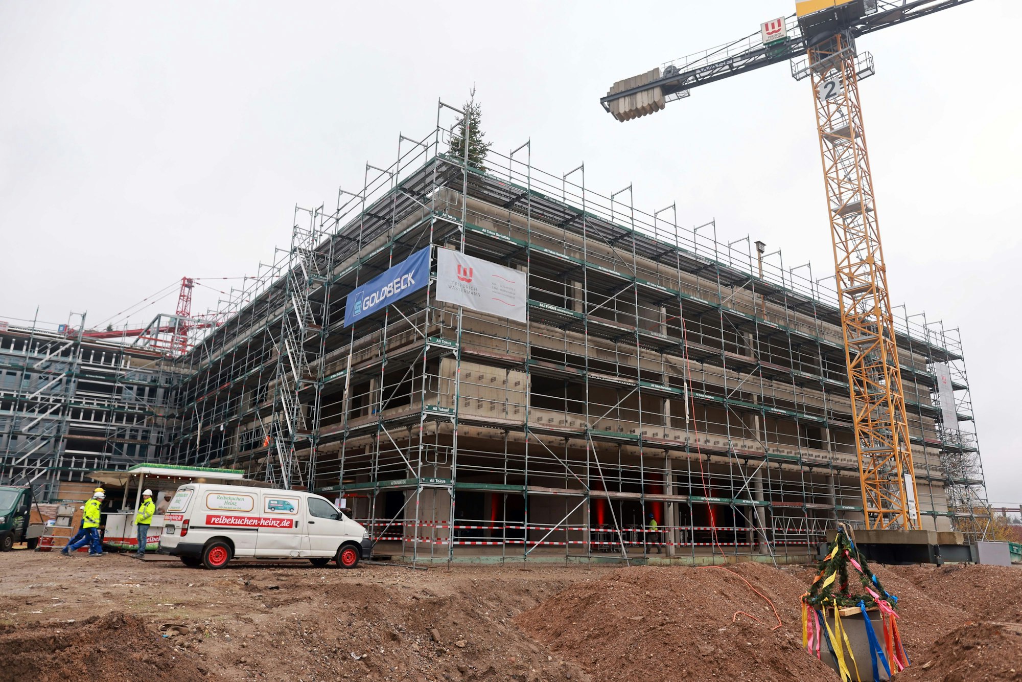 Zu sehen ist eine Baustelle. Die Gesamtschule Wasseramselweg wird in privater Trägerschaft gebaut und danach an die Stadt vermietet.