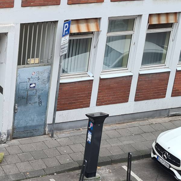 Ein suchtkranker Mann sitzt in der Lungengasse vor der verschlossenen Tür des Drogenkonsumraums.
