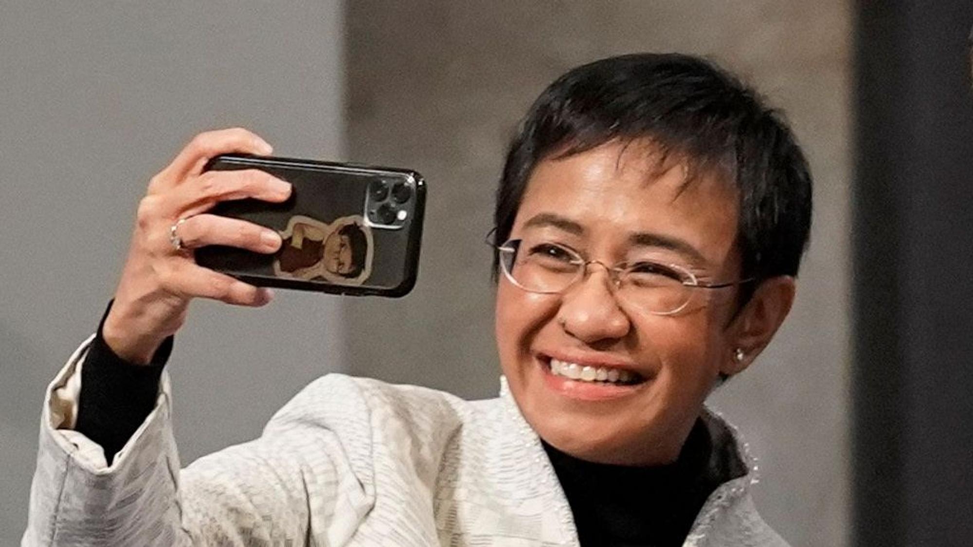Maria Ressa, Journalistin und Chefin der Online-Nachrichtenagentur Rappler, macht ein Selfie von sich. Sie wurde in diesem Jahr für ihre Arbeit mit dem Friedensnobelpreis geehrt.