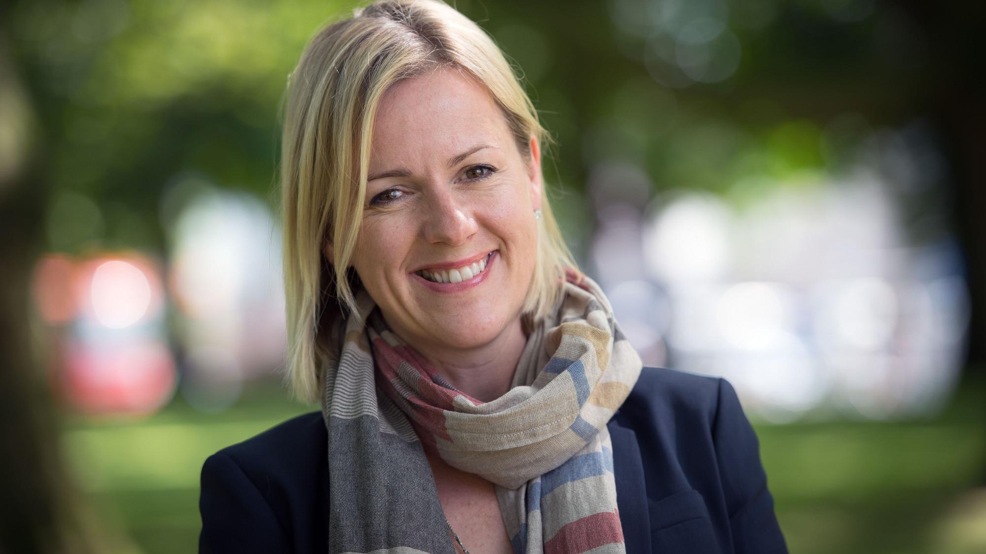 Die britische Schriftstellerin und Journalistin Jojo Moyes lächelt in die Kamera (Archivfoto)