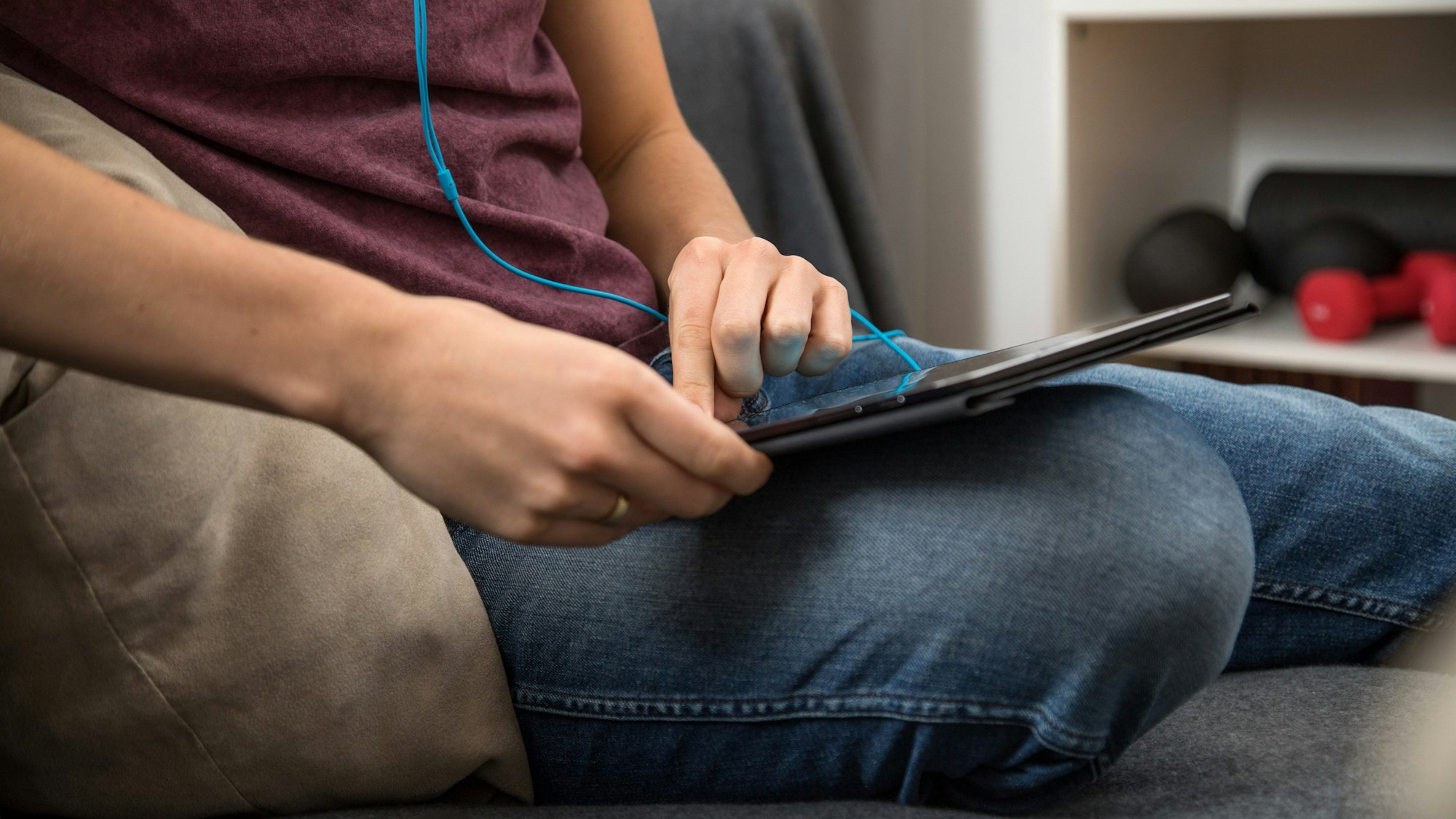 Ein Mann hört Musik über ein Tablet.