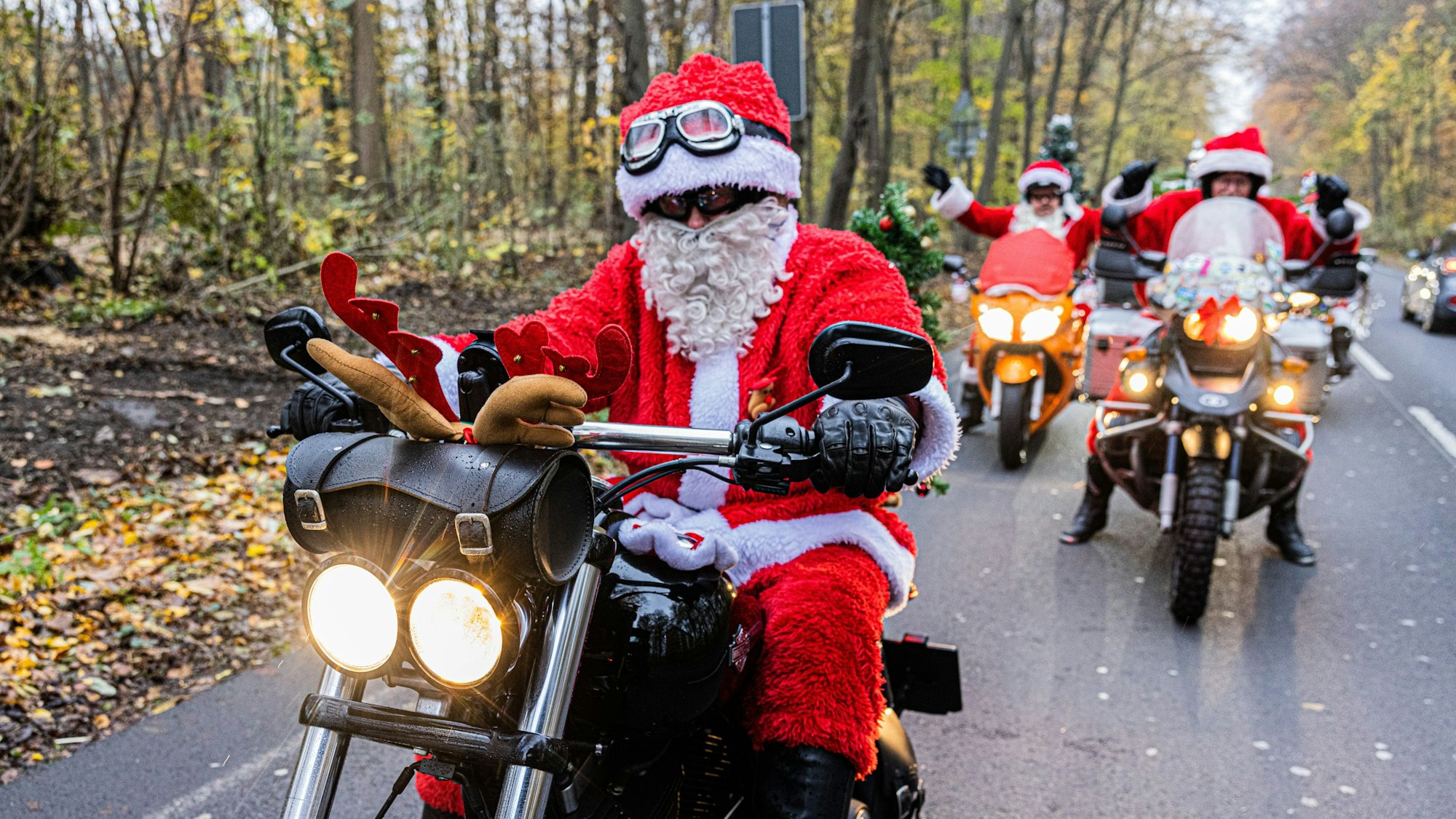 Mit knatternden Motoren unterwegs, um Freude zu bereiten: Markus Hennes (vorne) und die „Biker for Kids“.