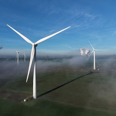 Bergheim: Windräder stehen auf einer Anhöhe. Im Hintergrund sind die Braunkohlekraftwerke Niederaußem und Neurath zu sehen.