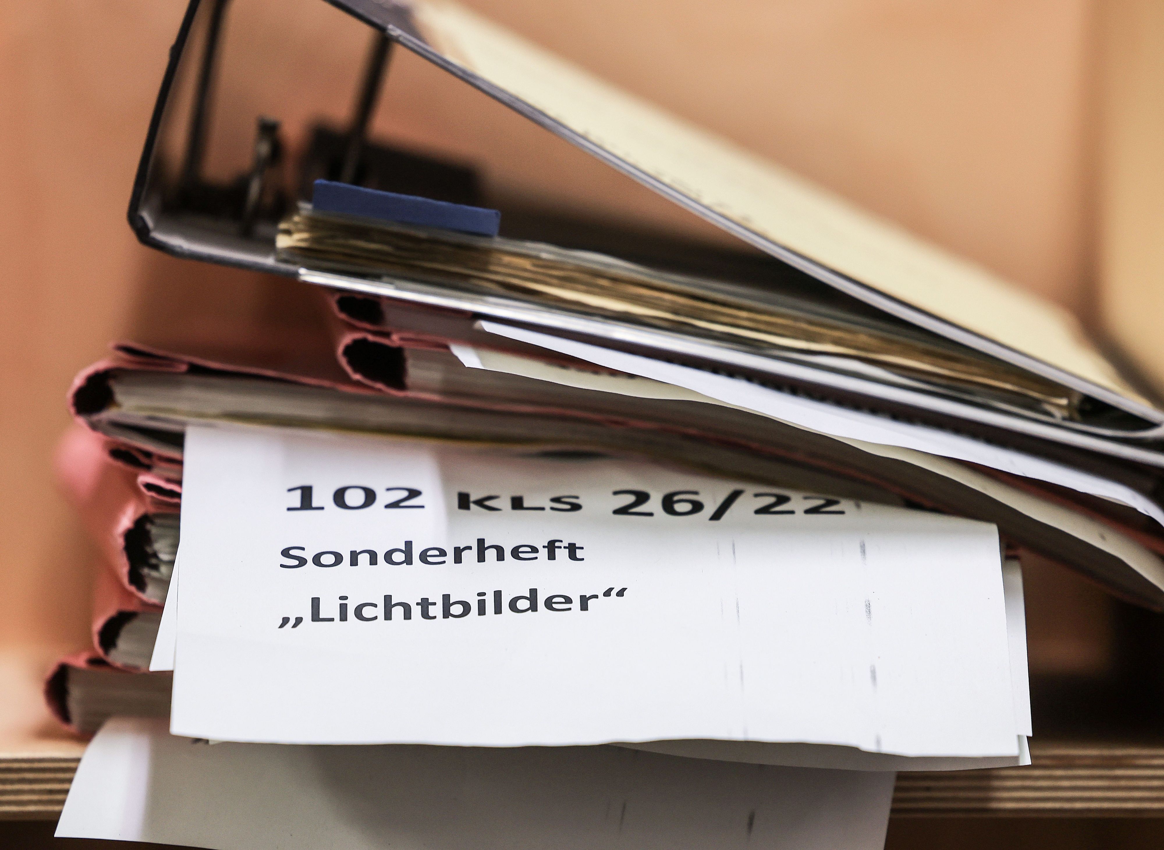 Aktenordner mit dem Hinweis "Sonderheft Lichtbilder" liegen beim Missbrauchskomplex Wermelskirchen im Gerichtssaal.