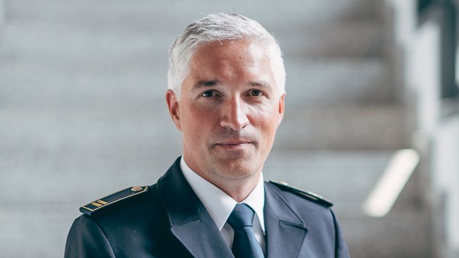 Oberbrandrat Thomas Weiler trägt eine blaue Uniform.