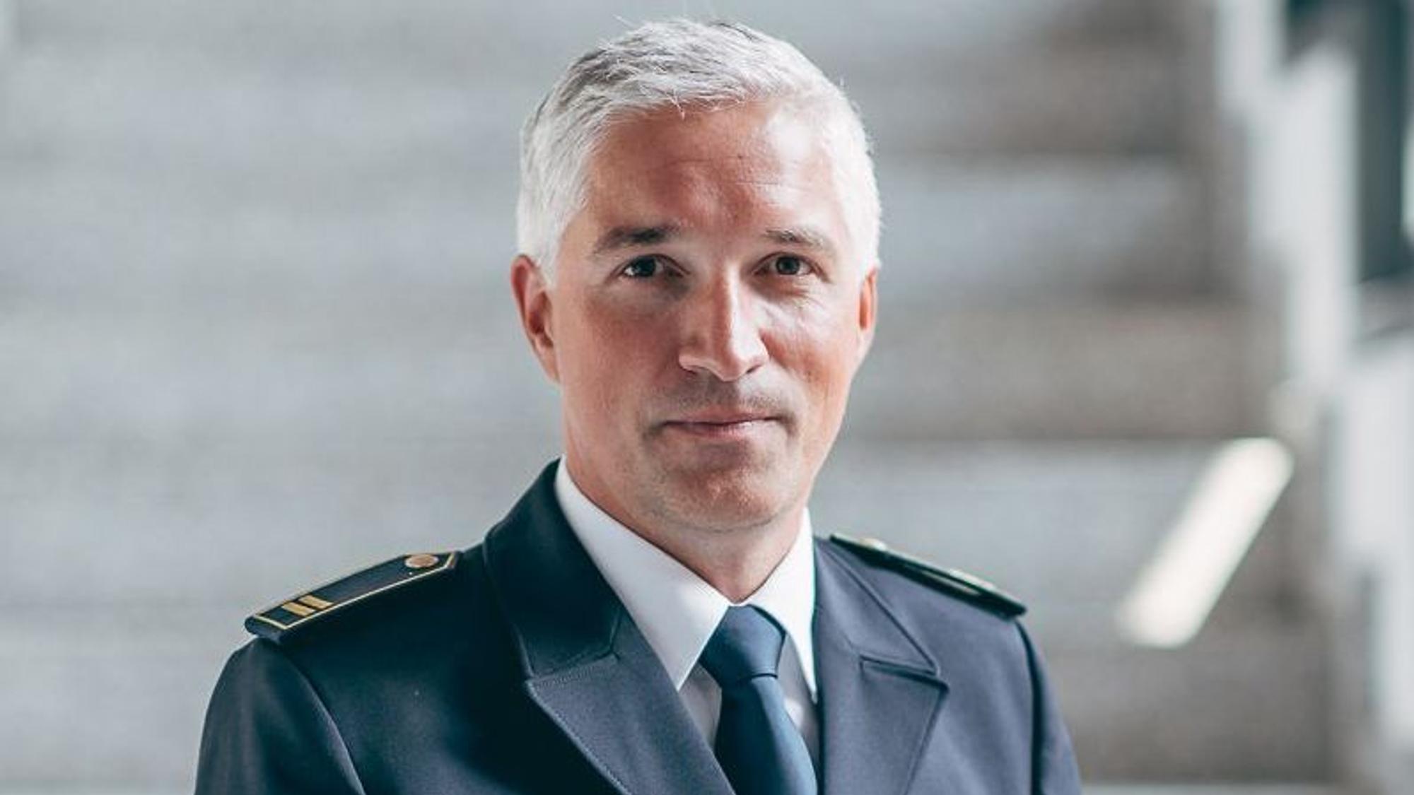 Oberbrandrat Thomas Weiler trägt eine blaue Uniform.