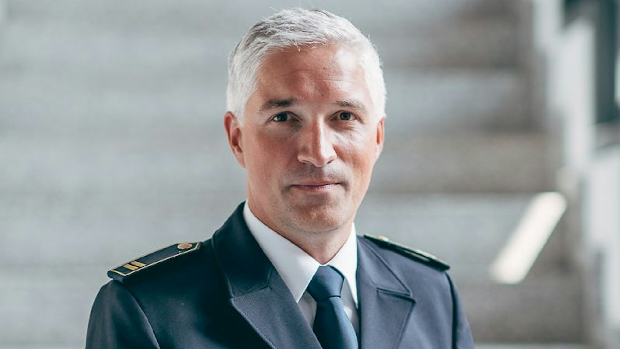 Oberbrandrat Thomas Weiler trägt eine blaue Uniform.