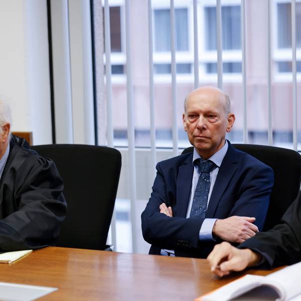 06.12.2022, Nordrhein-Westfalen, Köln: Kläger Georg Menne (r) sitzt mit einem seiner Anwälte Eberhard Luetjohann vor der Verhandlung im Gerichtssaal im Landgericht Köln. Der 62-Jährige verklagt das Kölner Erzbistum auf mehr als 700.000 Euro Schmerzensgeld - weil er Opfer sexueller Gewalt durch einen katholischen Priester geworden sei.