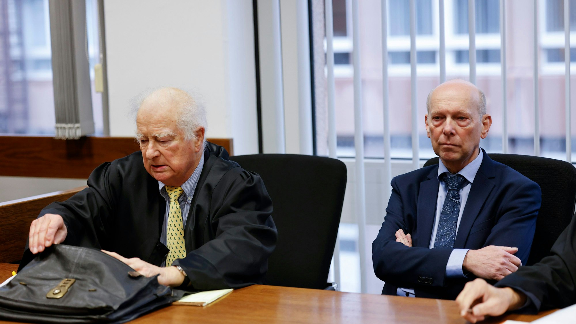 06.12.2022, Nordrhein-Westfalen, Köln: Kläger Georg Menne (r) sitzt mit einem seiner Anwälte Eberhard Luetjohann vor der Verhandlung im Gerichtssaal im Landgericht Köln. Der 62-Jährige verklagt das Kölner Erzbistum auf mehr als 700 000 Euro Schmerzensgeld - weil er Opfer sexueller Gewalt durch einen katholischen Priester geworden sei. Foto: Thomas Banneyer/dpa +++ dpa-Bildfunk +++