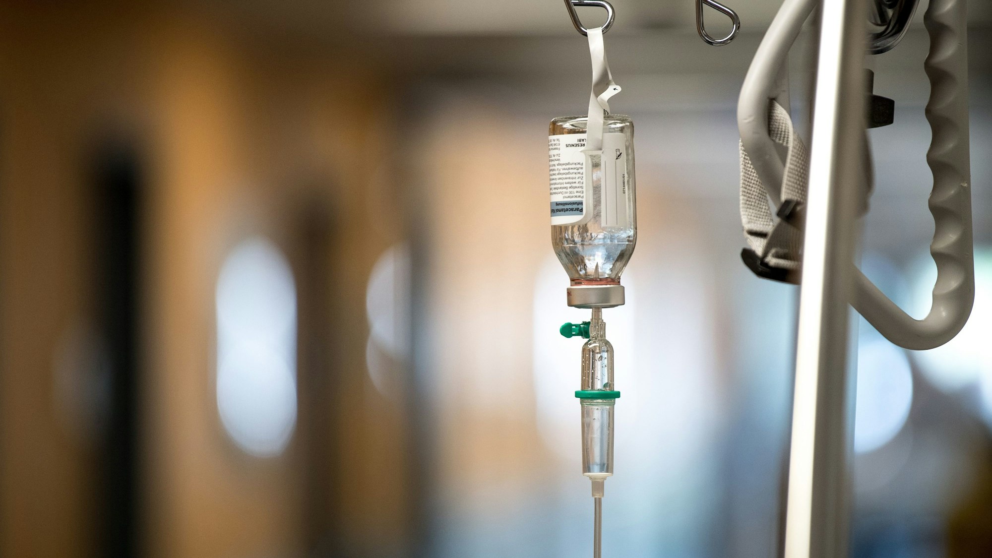 Ein Tropf hängt an einem Krankenhausbett auf dem Flur einer Notaufnahme (Symbolbild)