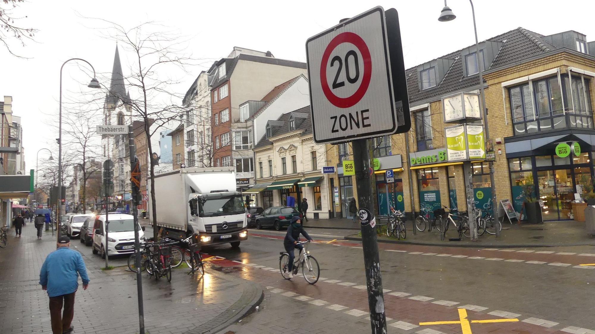 Im Vordergrund sieht man das Hinweisschild auf Tempo 20 und im Hintergrund die befahrene Venloer Straße.