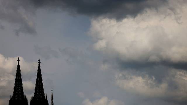 Köln: Wolken ziehen am Dom vorbei.