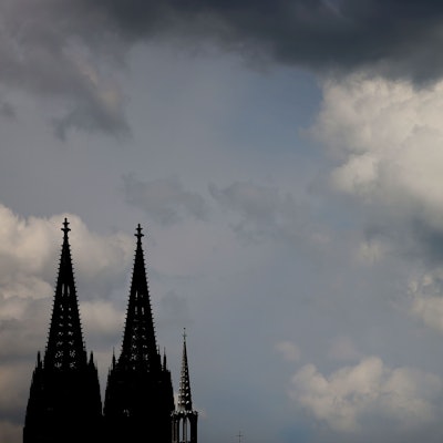 Wolken ziehen am Kölner Dom vorbei.