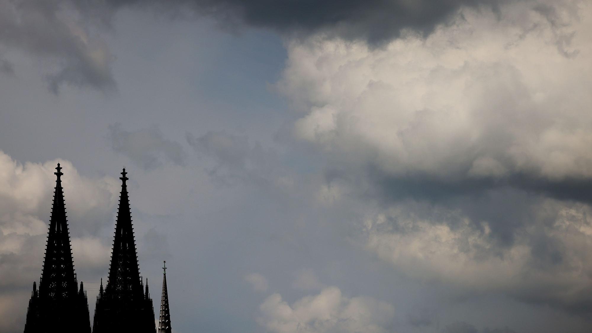 Köln: Wolken ziehen am Dom vorbei.