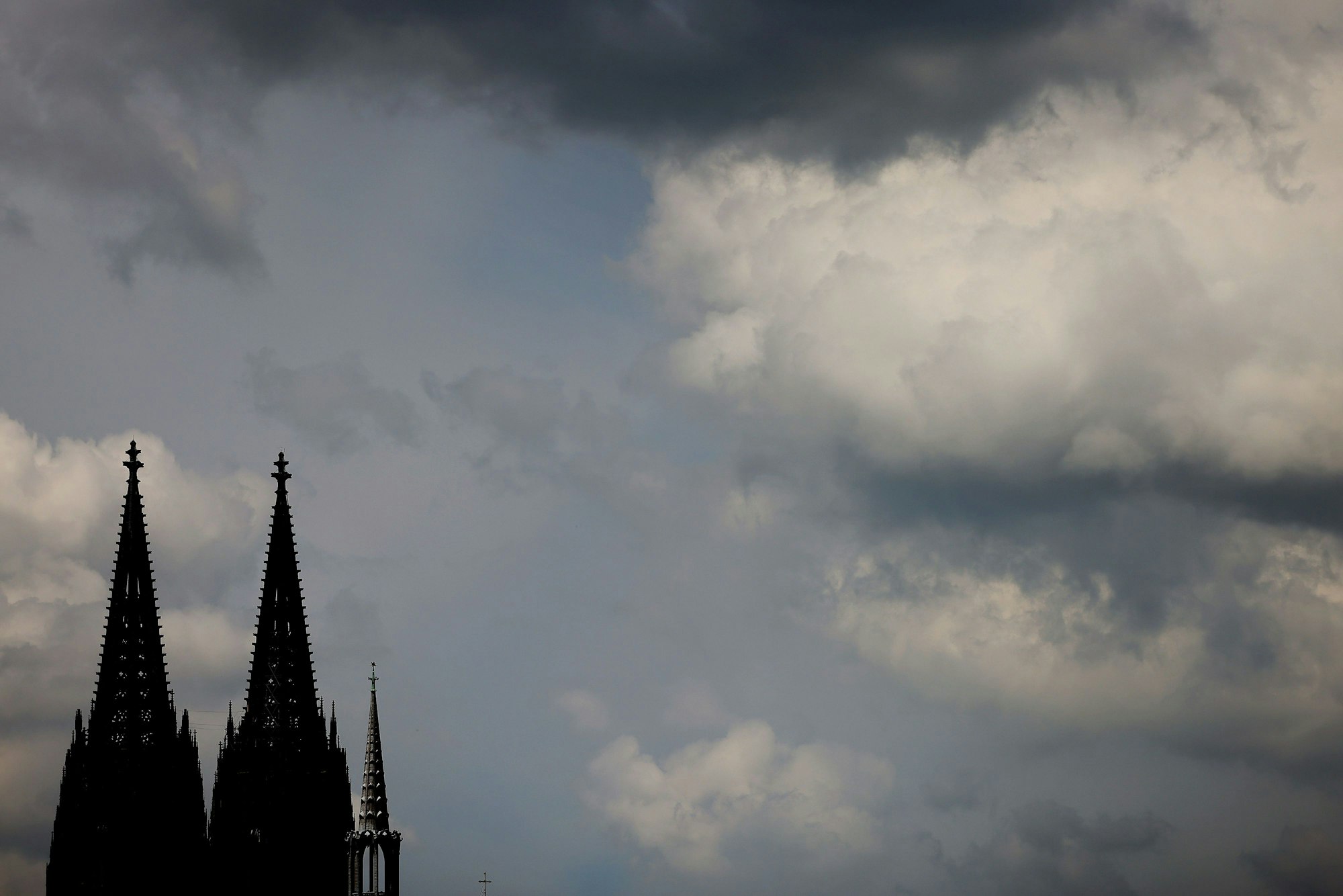 Köln: Wolken ziehen am Dom vorbei.