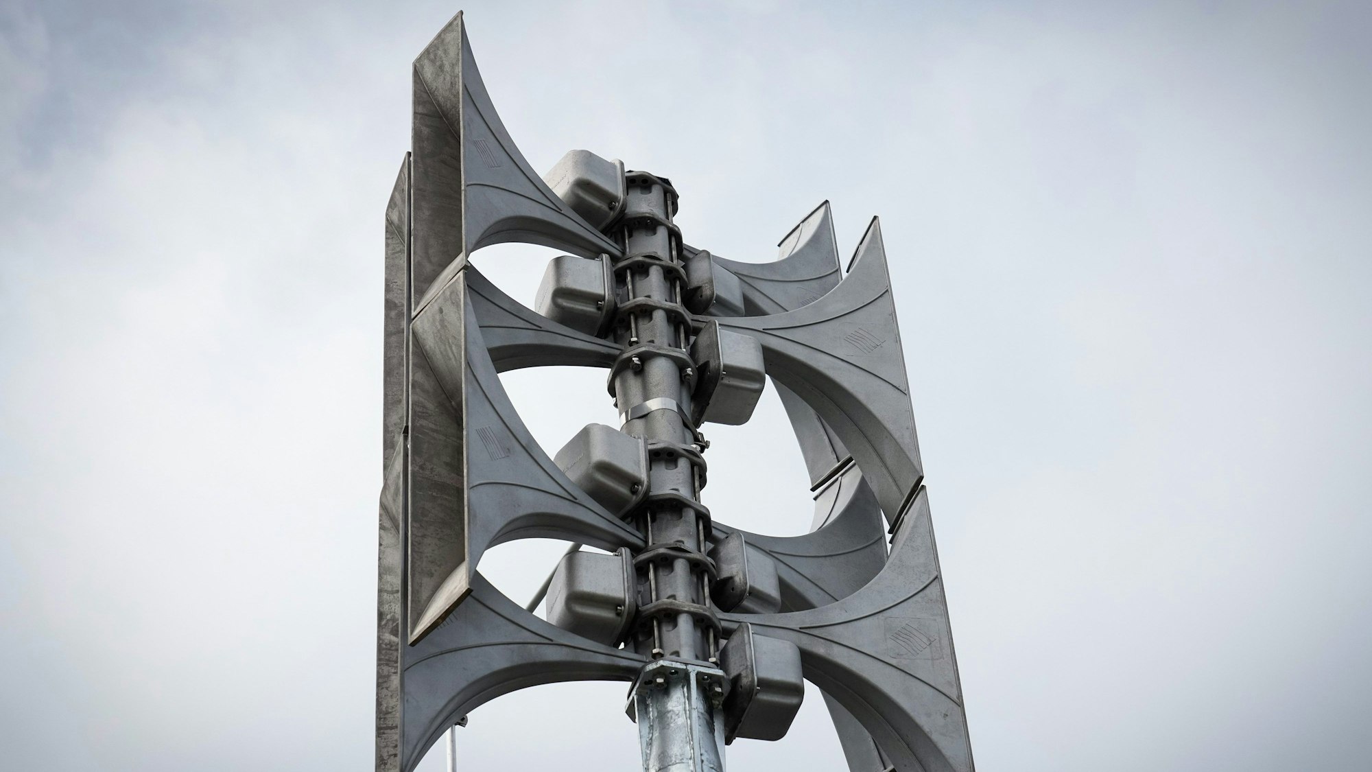 Eine Alarmsirene ist auf dem Dach eines Mehrfamilienhauses zu sehen.