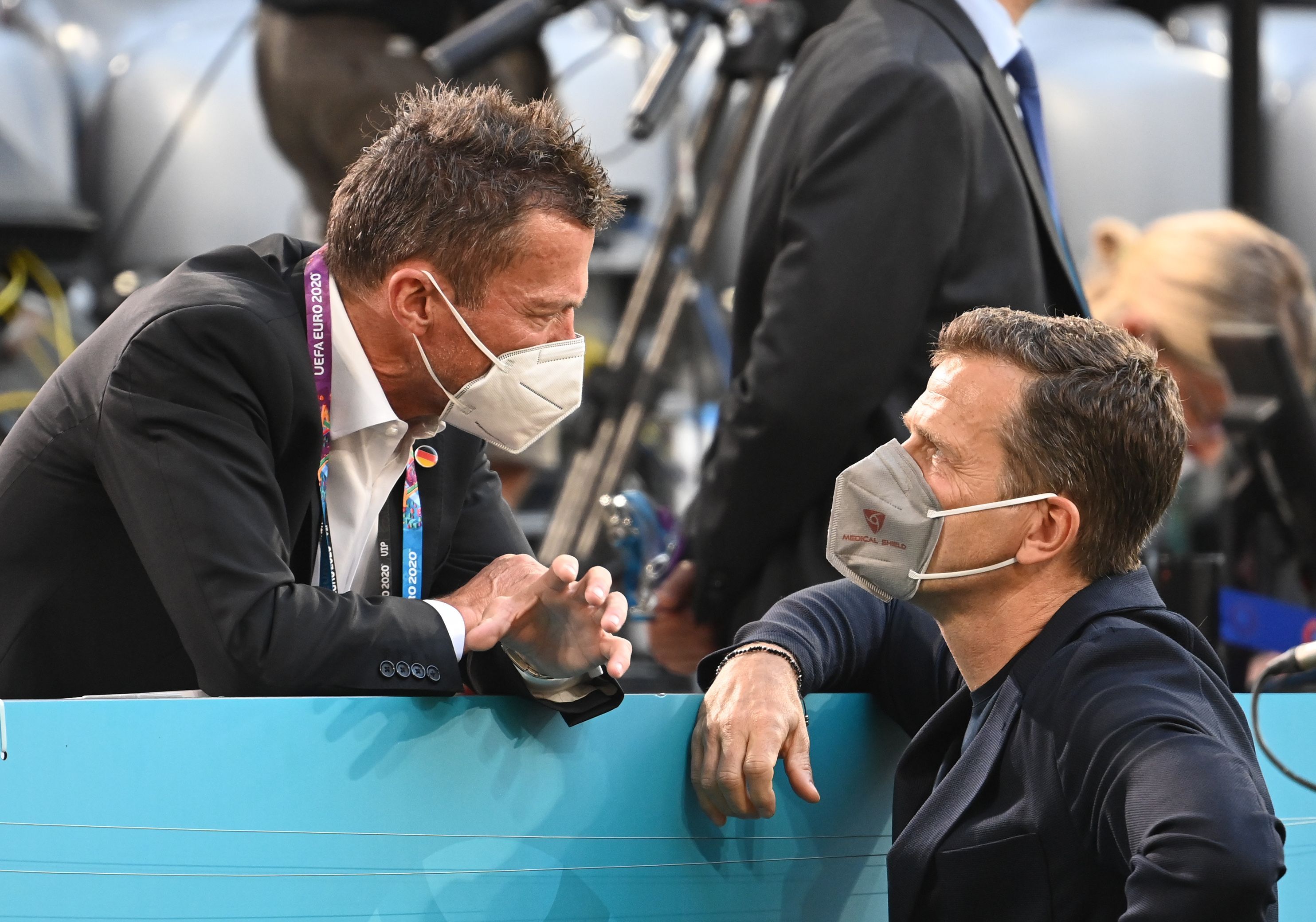 Die beiden deutschen Ex-Nationalspieler Lothar Matthäus (.l) und Oliver Bierhoff (r.) sprechen am Rand einer Tribüne miteinander.