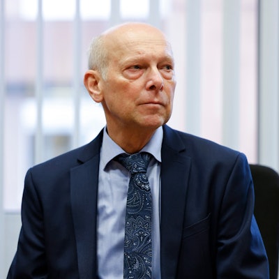 Köln: Kläger Georg Menne sitzt vor der Verhandlung im Gerichtssaal im Landgericht Köln.