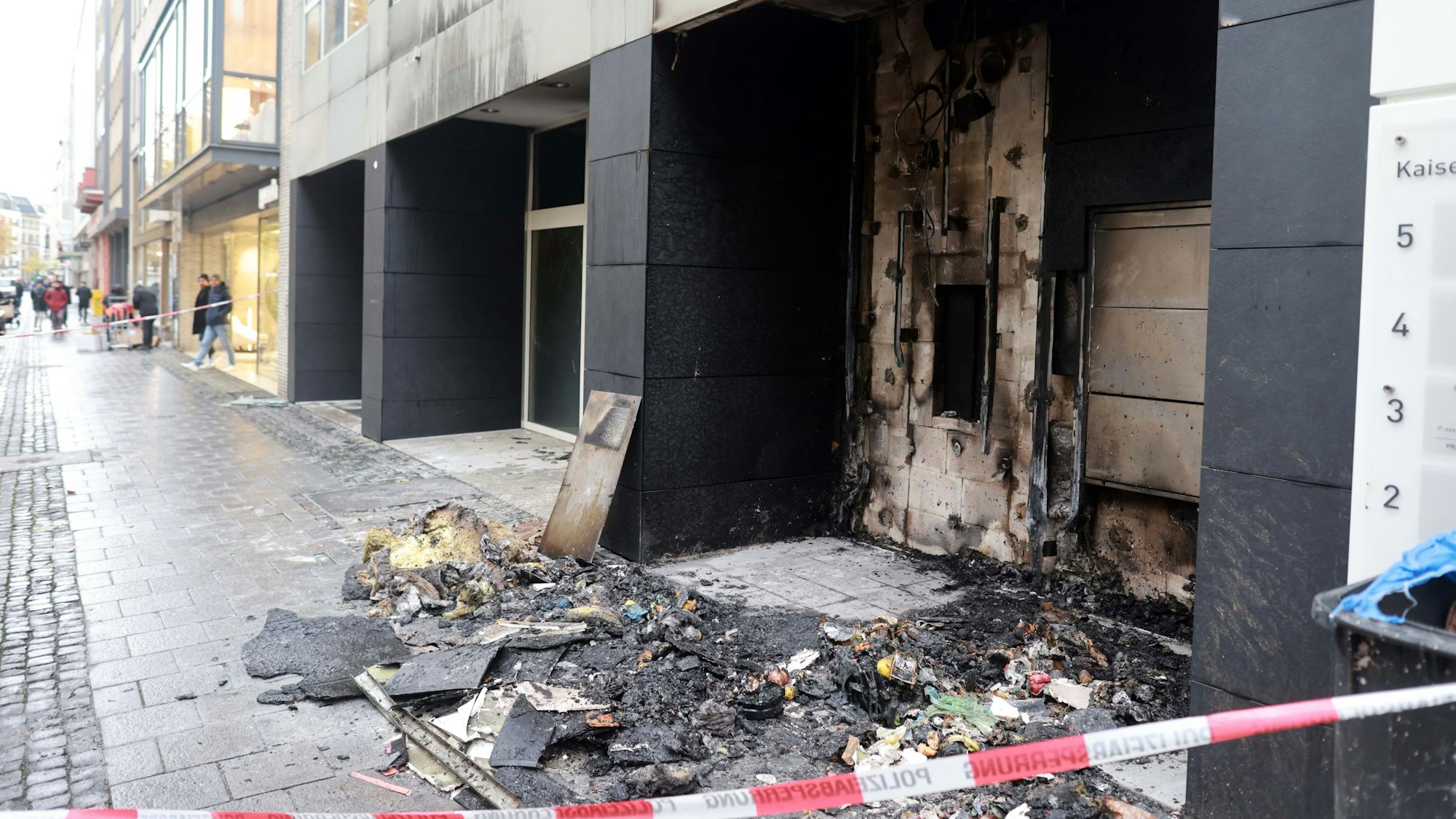 Vorerst nicht mehr nutzbar ist das vom Feuer gezeichnete Haus. Weitere Gebäude wurden entraucht.