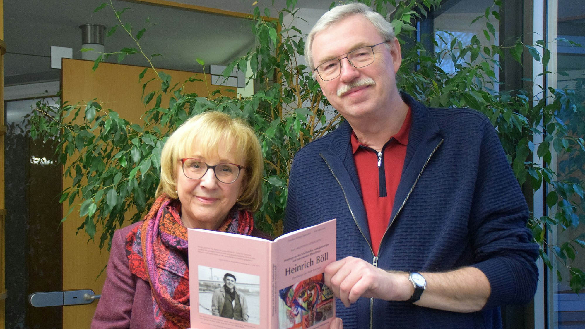 Die beiden Autoren Dorothee Böttges-Papendorf und Willi Hermann mit ihrem neuen Buch über das Werk von Heinrich Böll.