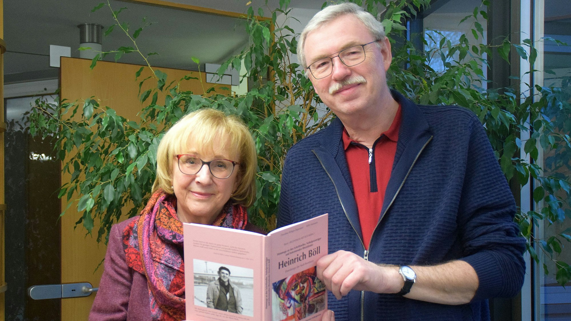 Die beiden Autoren Dorothee Böttges-Papendorf und Willi Hermann mit ihrem neuen Buch über das Werk von Heinrich Böll.