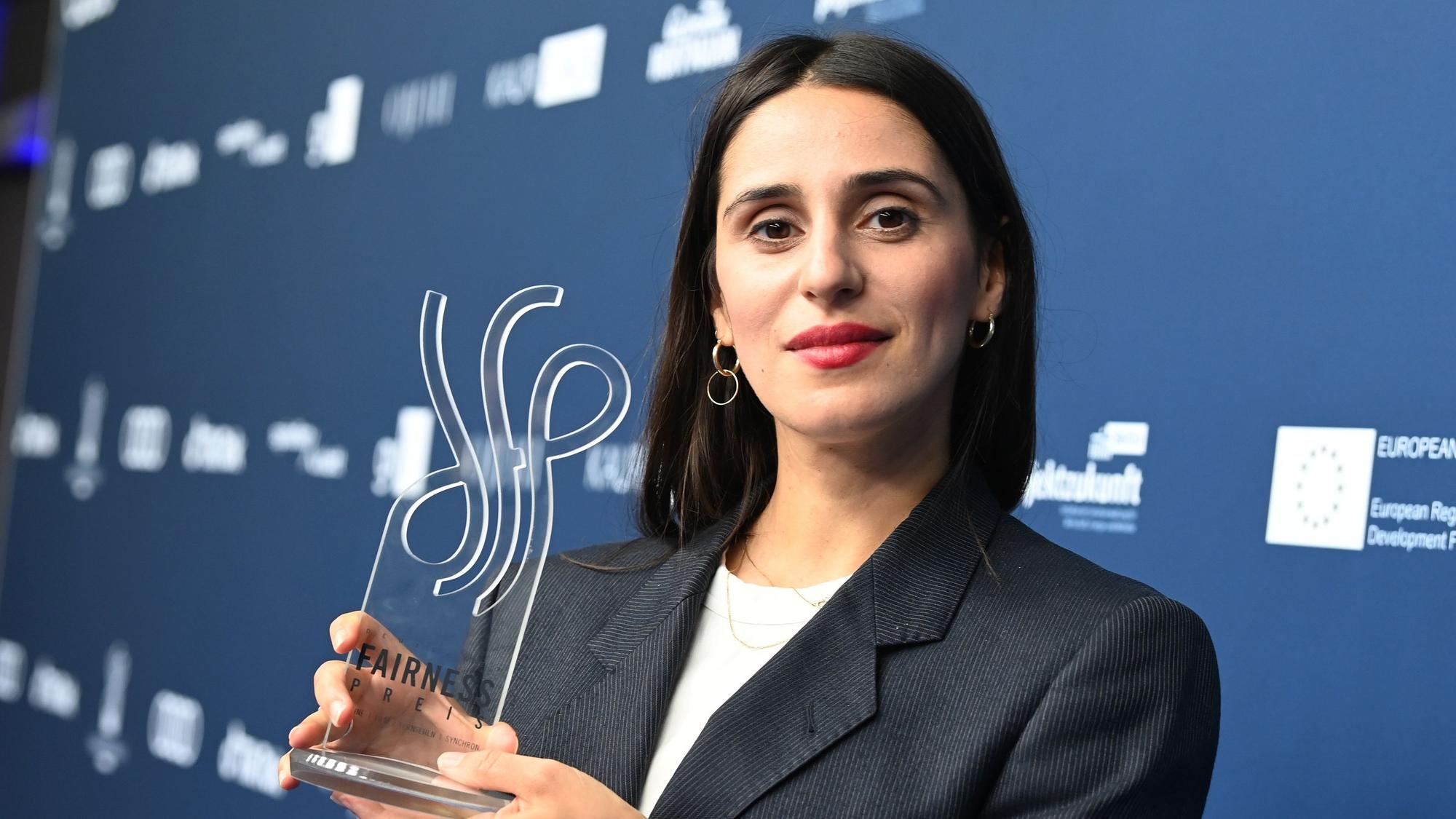 Die Schauspielerin, Filmemacherin und Autorin, Maryam Zaree, hält nach der Verleihung des Deutschen Schauspielpreis ihre Auszeichnung, den Fairness-Preis.
