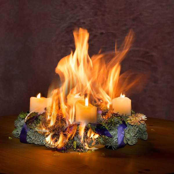 Ein lichterloh brennender Adventskranz