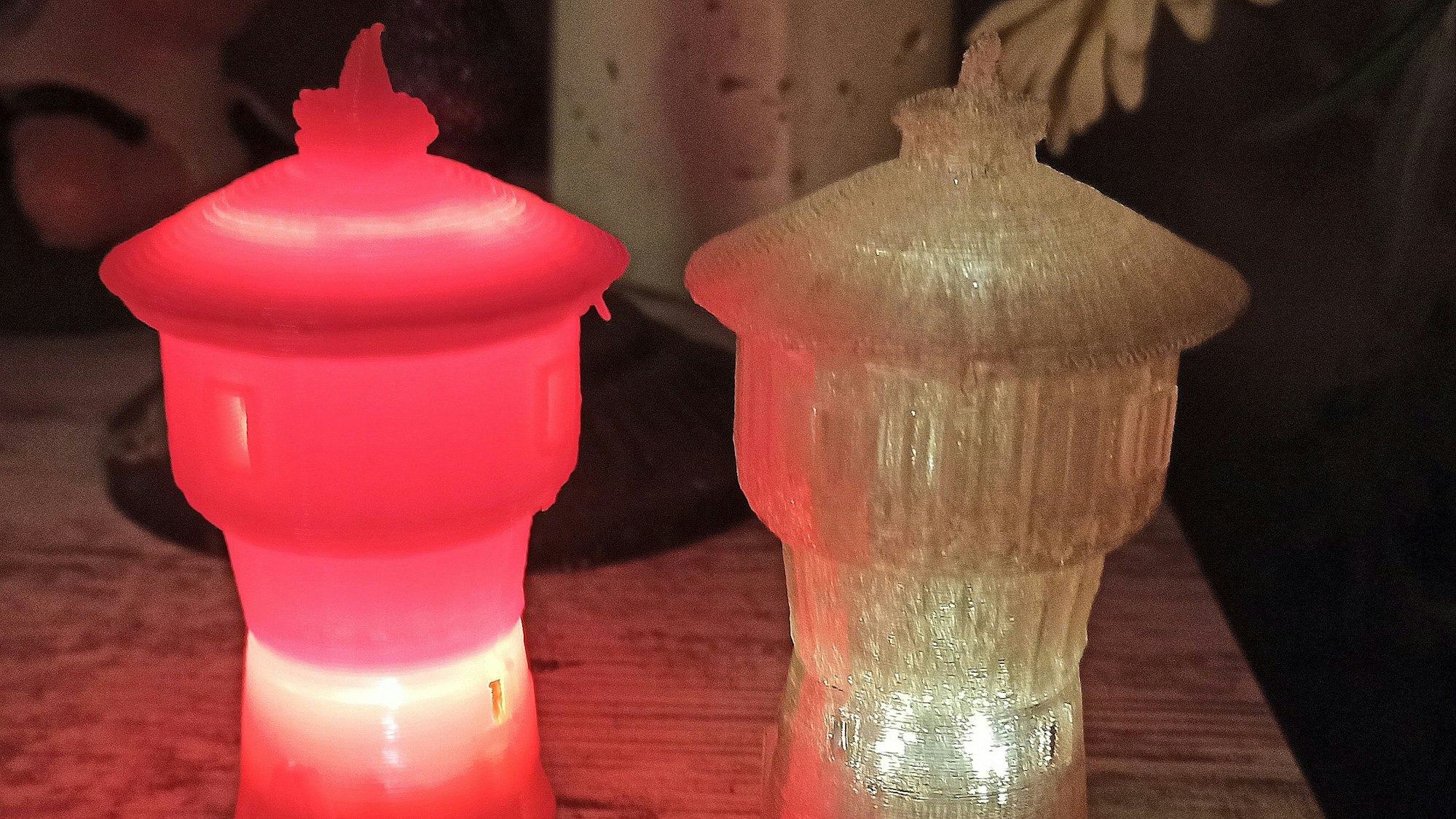 Zwei Modelle des Gielsdorfer Wasserturms aus dem 3D-Drucker von Michael Tillmann leuchten durch LEDs