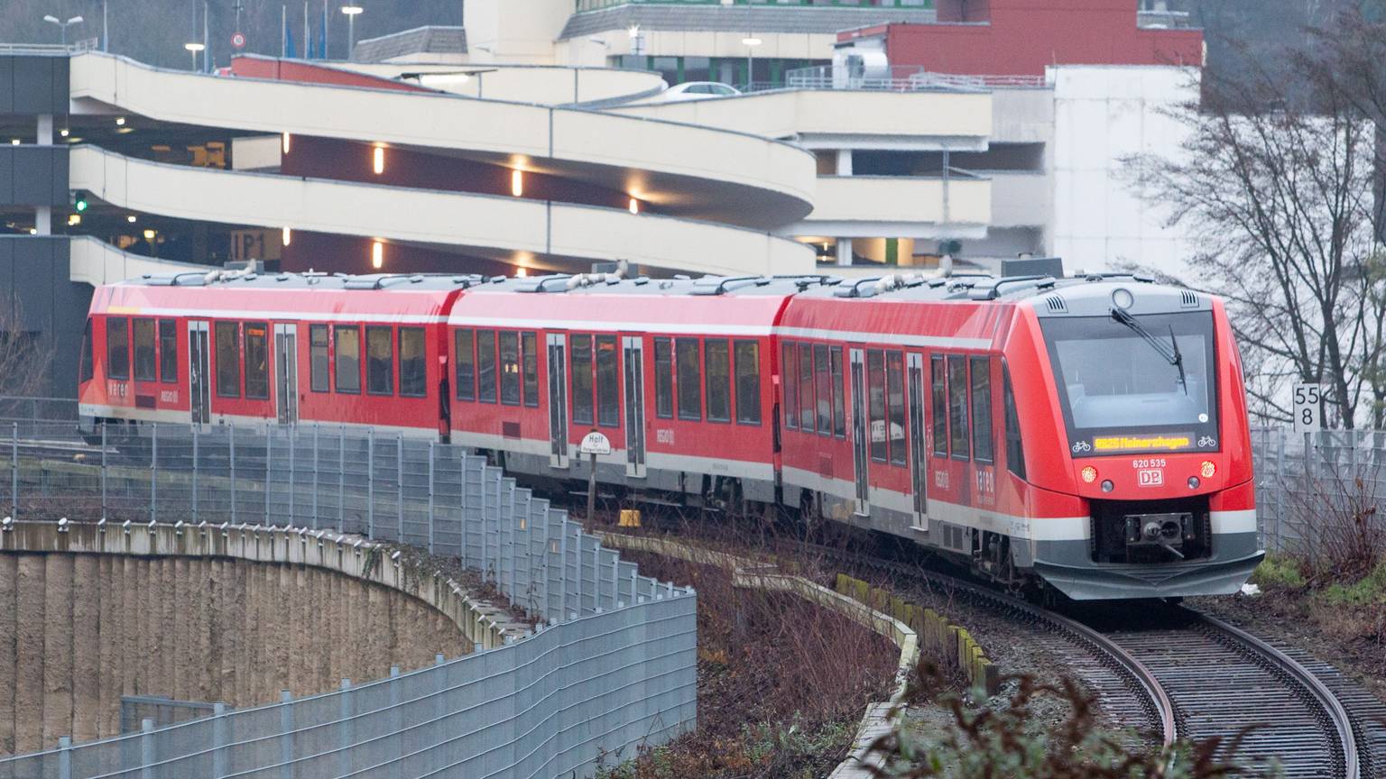 Blick auf die Regionalbahn 25.