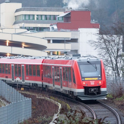 Das Foto zeigt eine Regionalbahn 25 in der Gummersbacher Innenstadt.