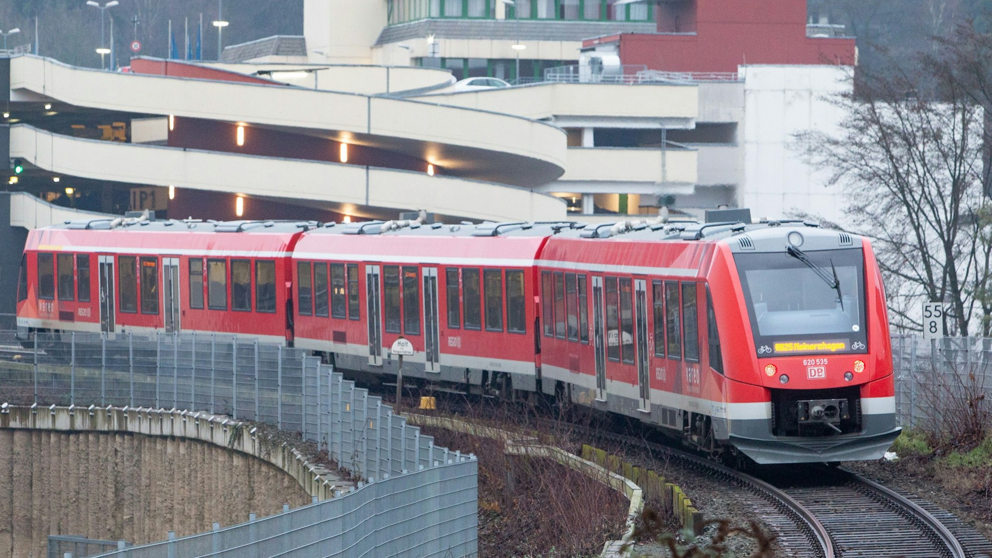 Das Foto zeigt eine Regionalbahn 25 in der Gummersbacher Innenstadt.