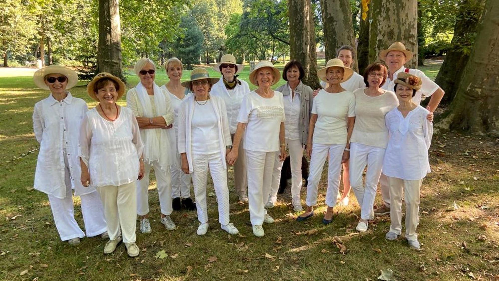 Die Mitwirkenden des Tanzprojekts bei einem sommerlichen Fototermin im Skulpturenpark in Köln-Stammheim.